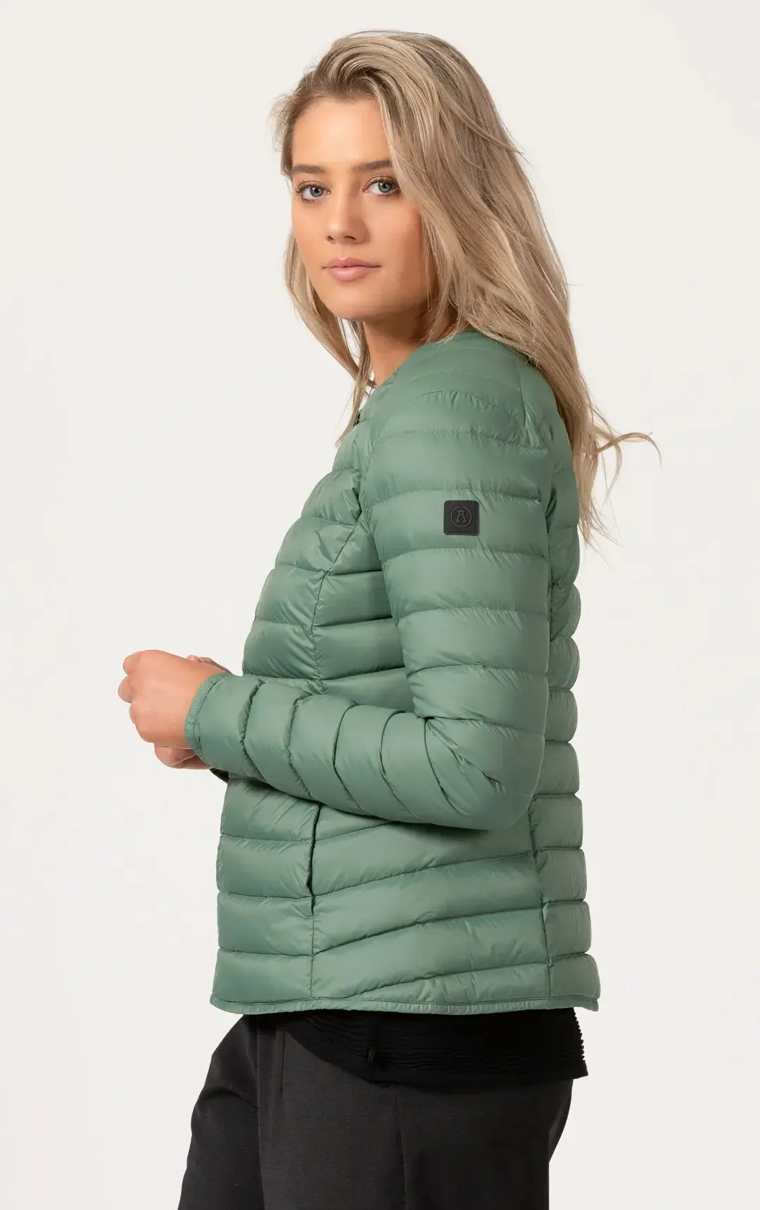 ESSENTIAL LIGHTWEIGHT DOWN JACKET